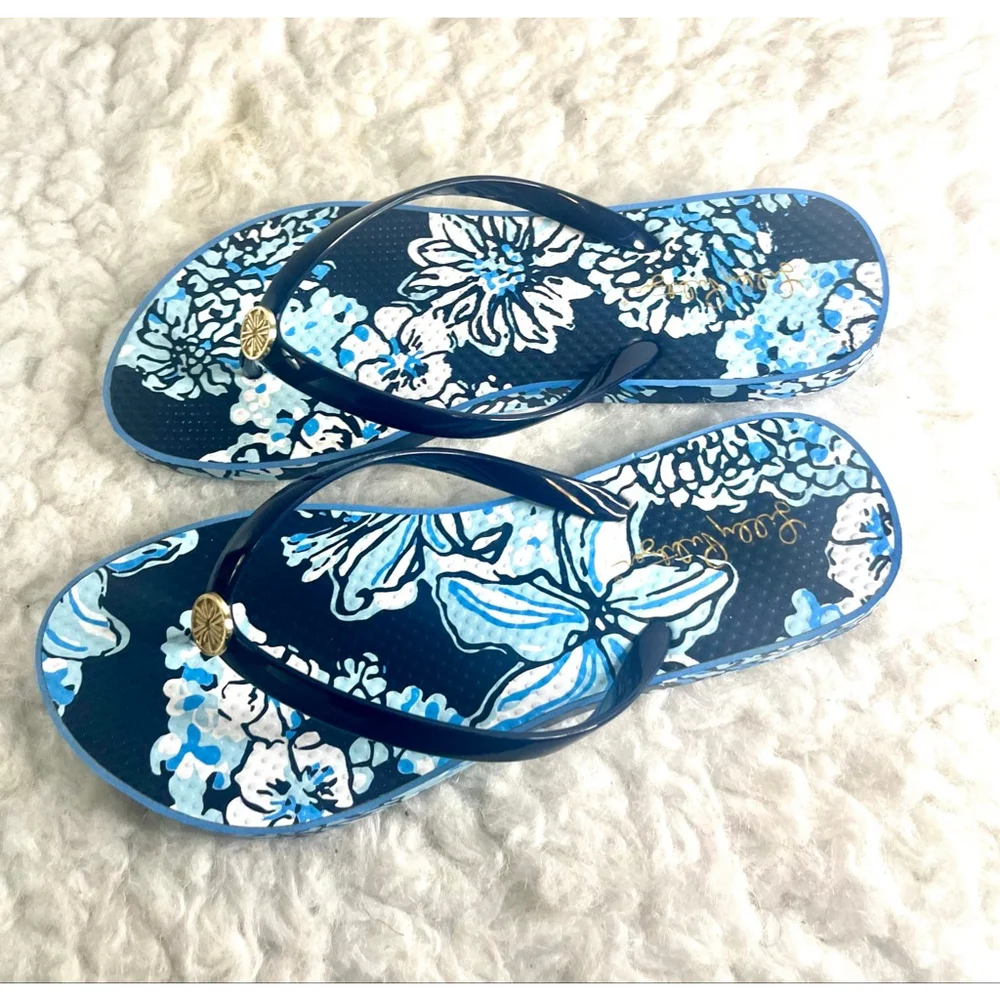 Lilly Pulitzer Flip-Flops in the Low Tide Navy Bouquet All Day pattern size 11
